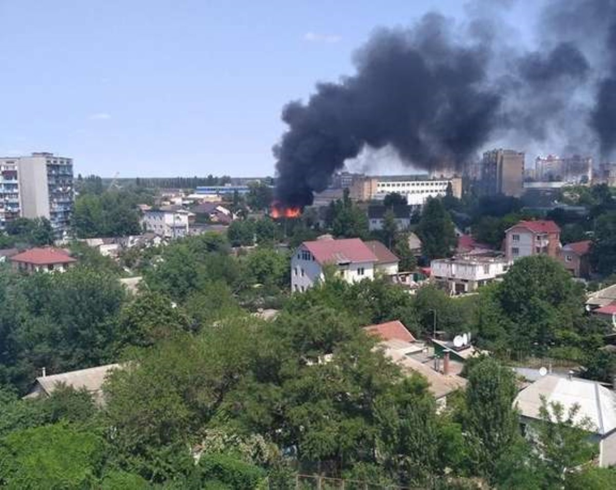 Крупный пожар со взрывом в Киеве: все подробности