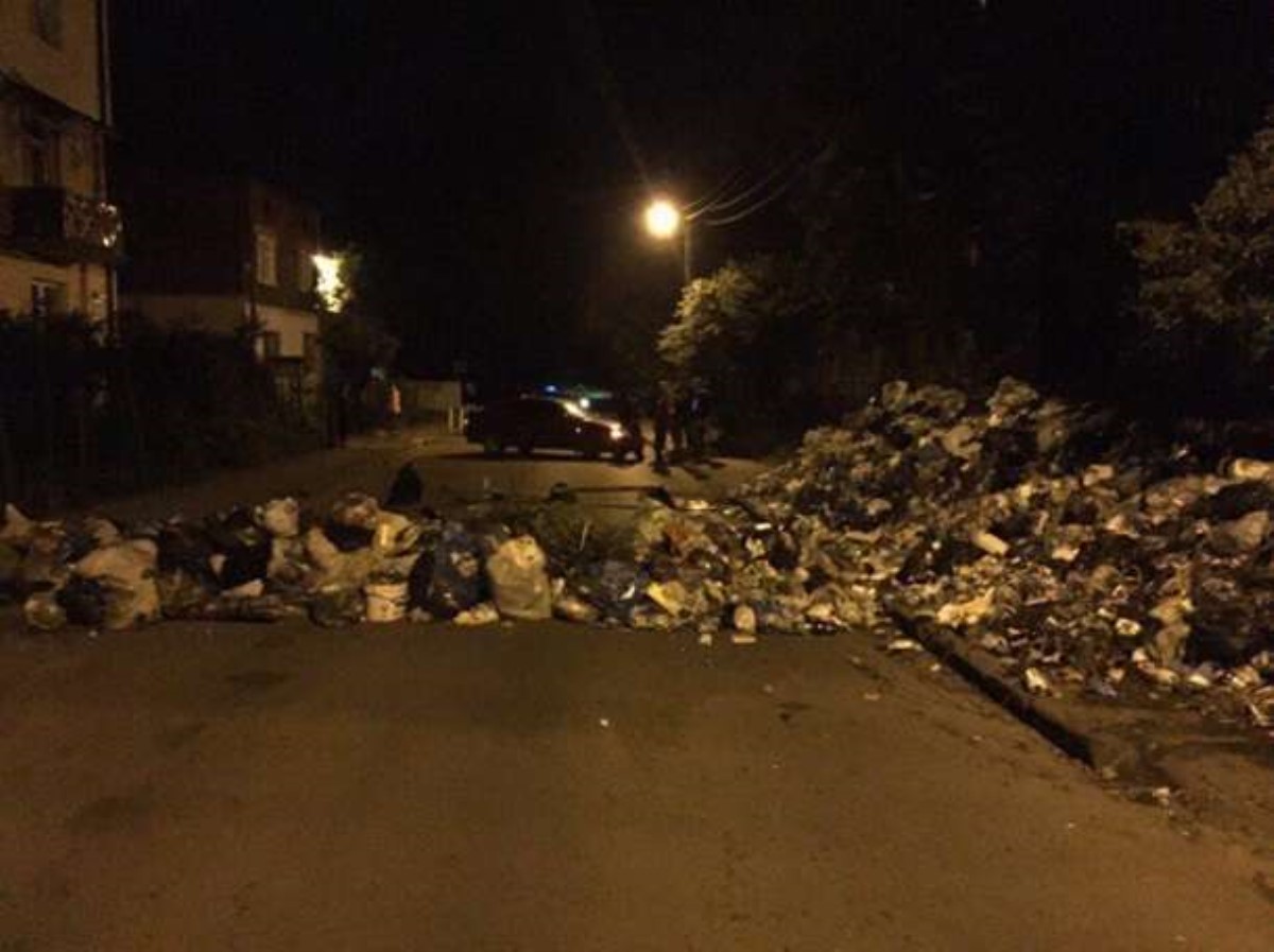Львовяне ночью мусором перекрывали улицы