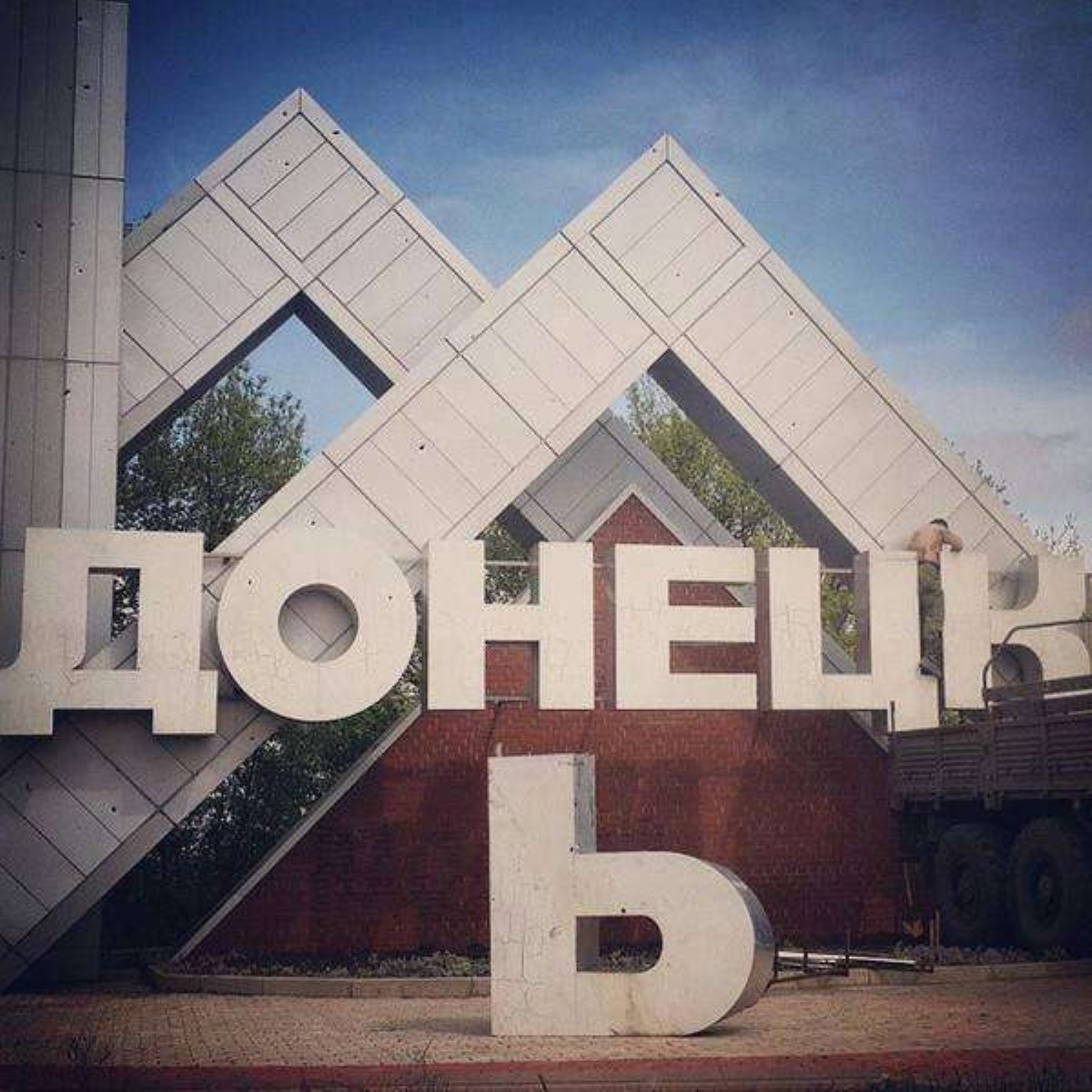 Найем: В АП решили признать отдельные районы Донбасса оккупированными территориями