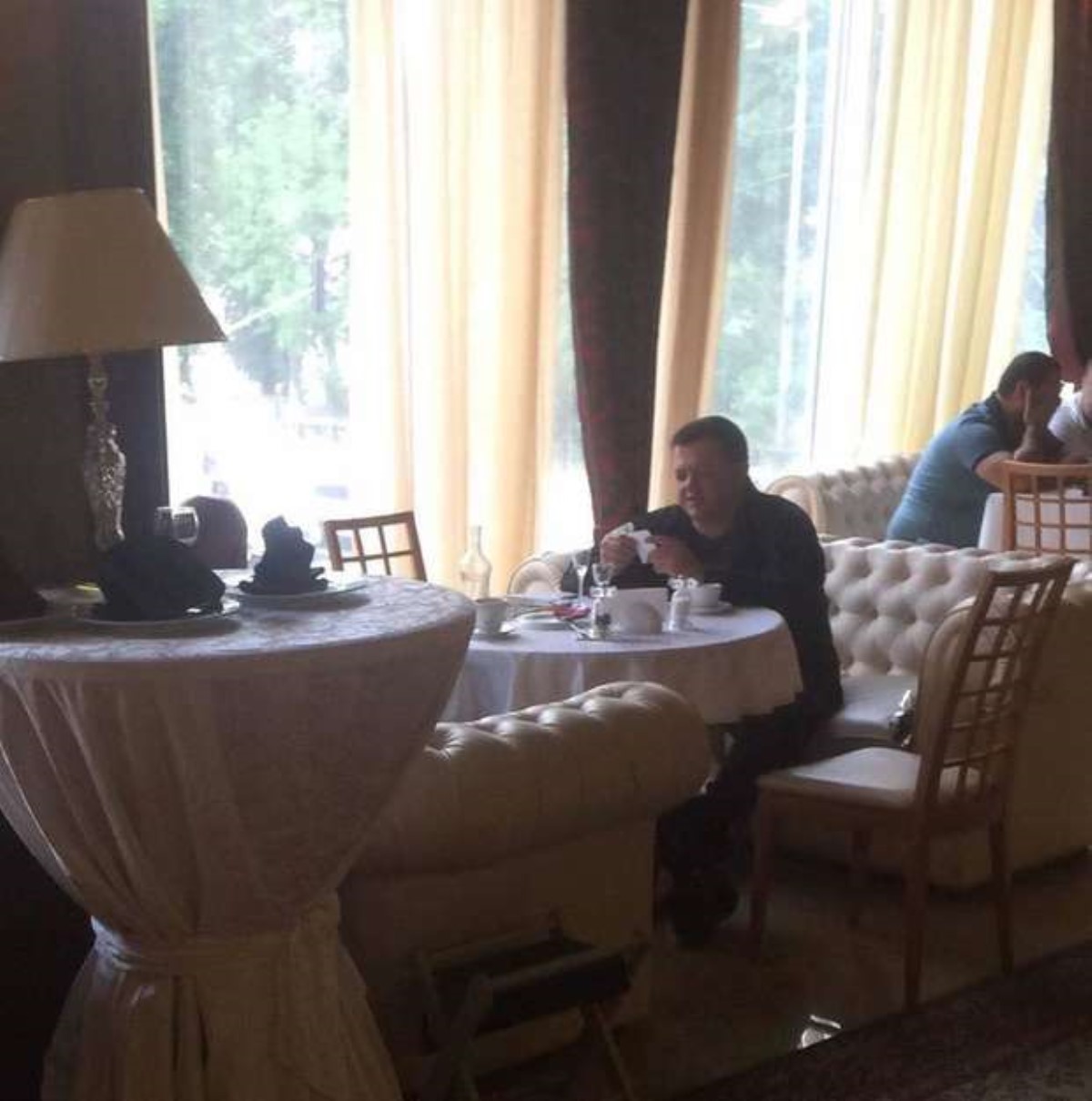 На редуте: в сети живо обговаривают снимок Семенченко в дорогом ресторане