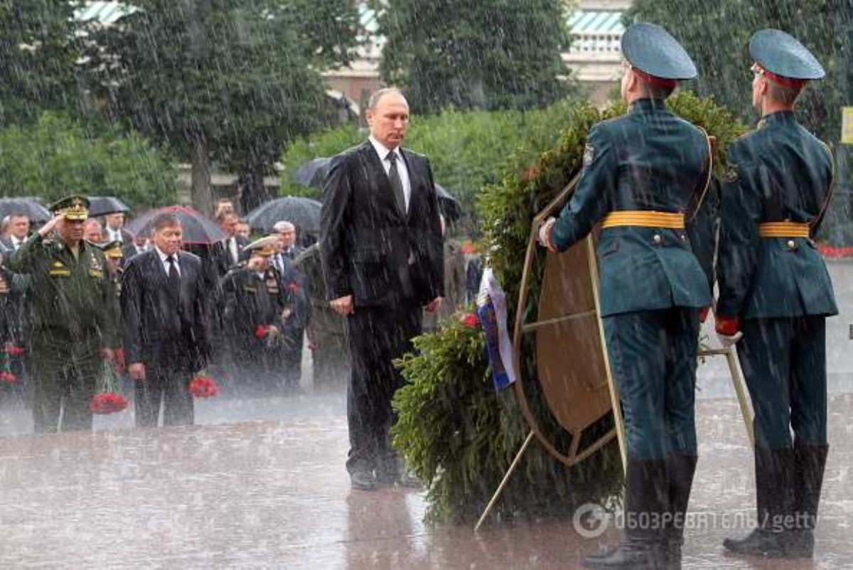 В сети высмеивают новые фото Путина и Медведева под дождем