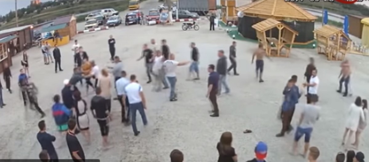 Вечеринка на пляже: на курорте в Запорожской области произошла массовая драка