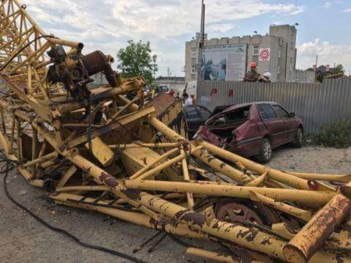 Во Львове на авто рухнул строительный кран