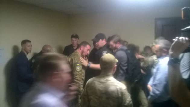 В Киевсовете добровольцы "потолкались" со спецназовцами