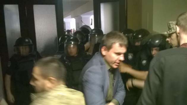 В Киевсовете добровольцы "потолкались" со спецназовцами