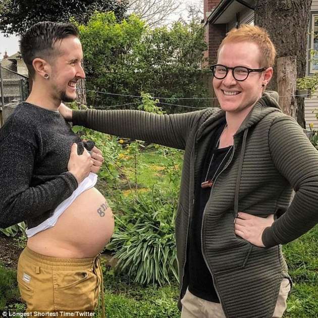 Мужчина на восьмом месяце беременности и готовится к родам