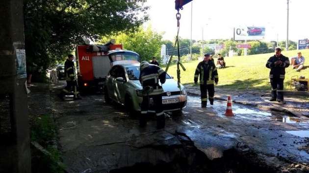 В Киеве автомобиль неожиданно "ушел под землю"