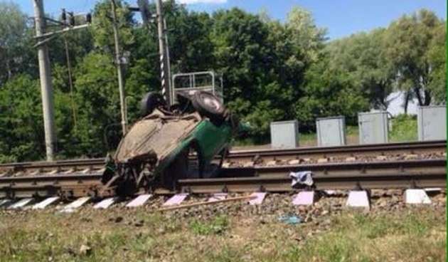 ЧП на Черниговщине: поезд разорвал авто