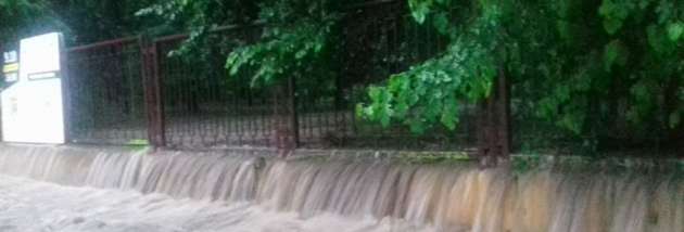 В Черновцах после дождя улицы превратились в реки