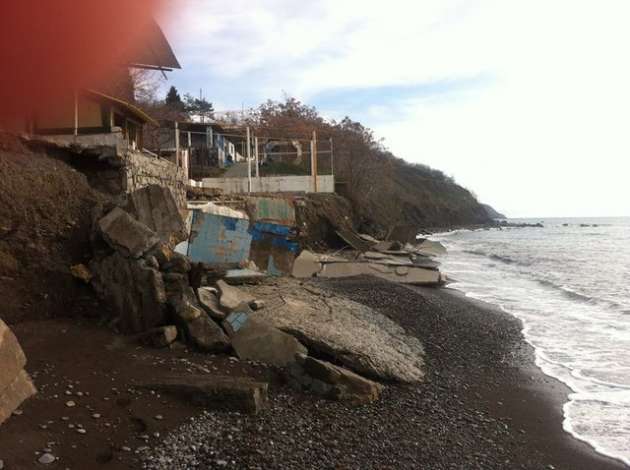 Пляжи Крыма встречают туристов разрухой и пустотой