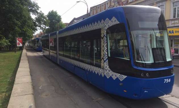 Скоростные трамваи на Подоле восхитили киевлян
