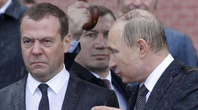 Фото Путина и Медведева под дождем стало хитом в соцсетях