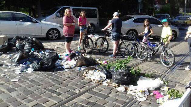 Во Львове перекрывают дороги из-за накопившегося мусора