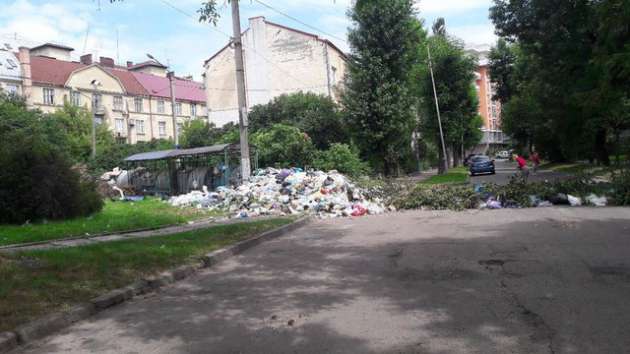 Во Львове перекрывают дороги из-за накопившегося мусора
