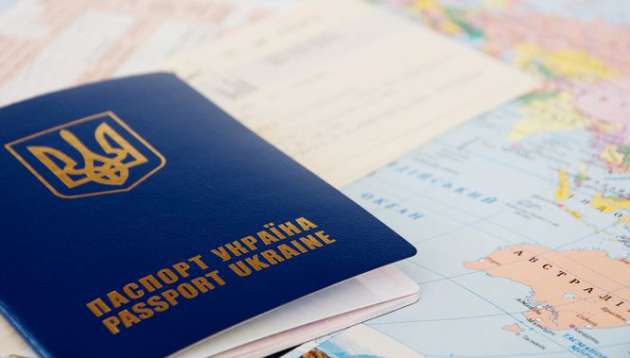 Паспортисты в Украине приспособились продавать очередь за биометрикой