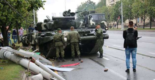 В столице Беларуси танк попал в жуткое ДТП