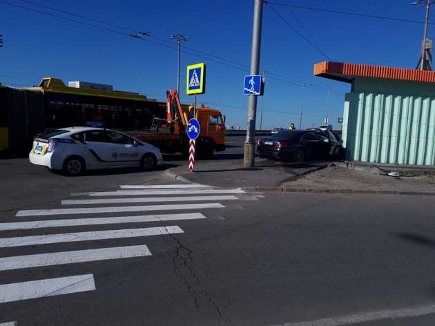 В Киеве водитель Mercedes S-класса влетел в остановку