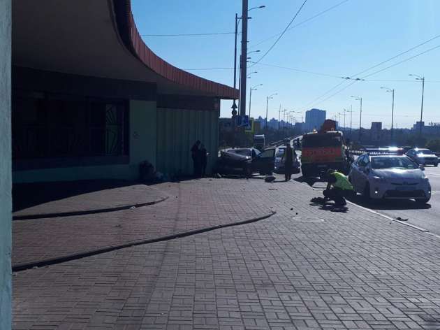 В Киеве водитель Mercedes S-класса влетел в остановку