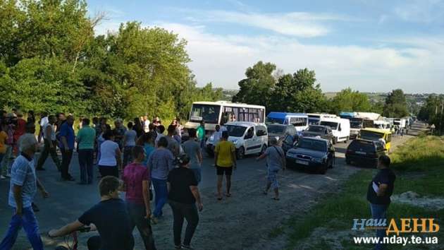 Вбивство випускниці на Тернопільщині: обурені селяни перекрили трасу
