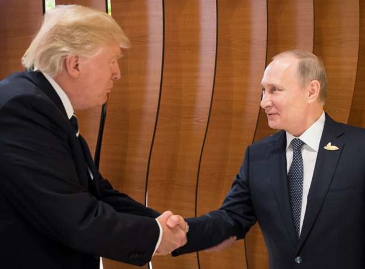 Историческое видео: Трамп и Путин впервые пожали друг другу руки