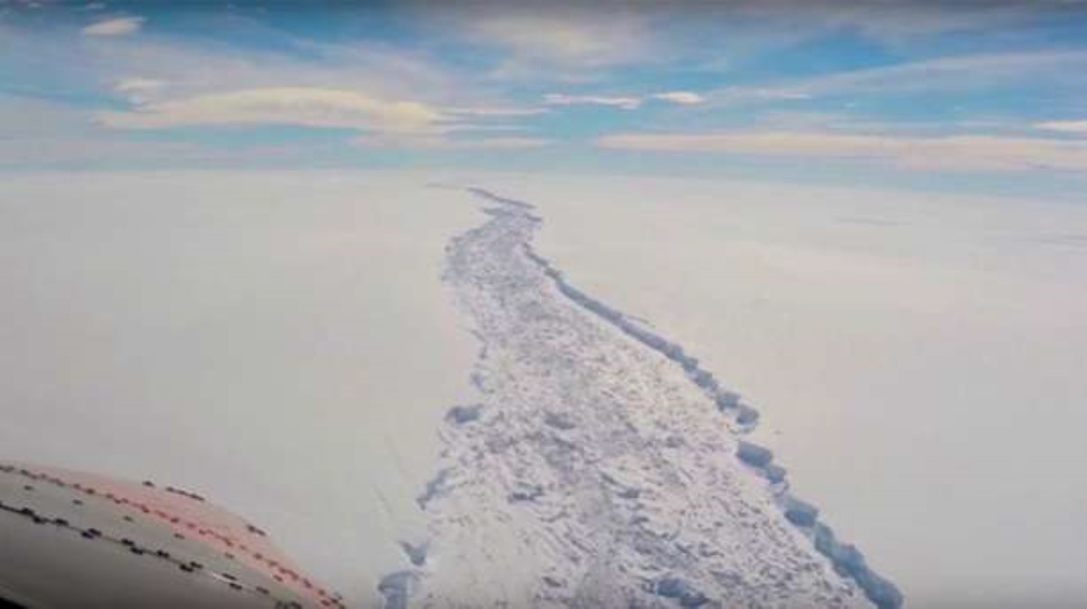 От Антарктиды откололся один из самых больших айсбергов за всю историю наблюдений