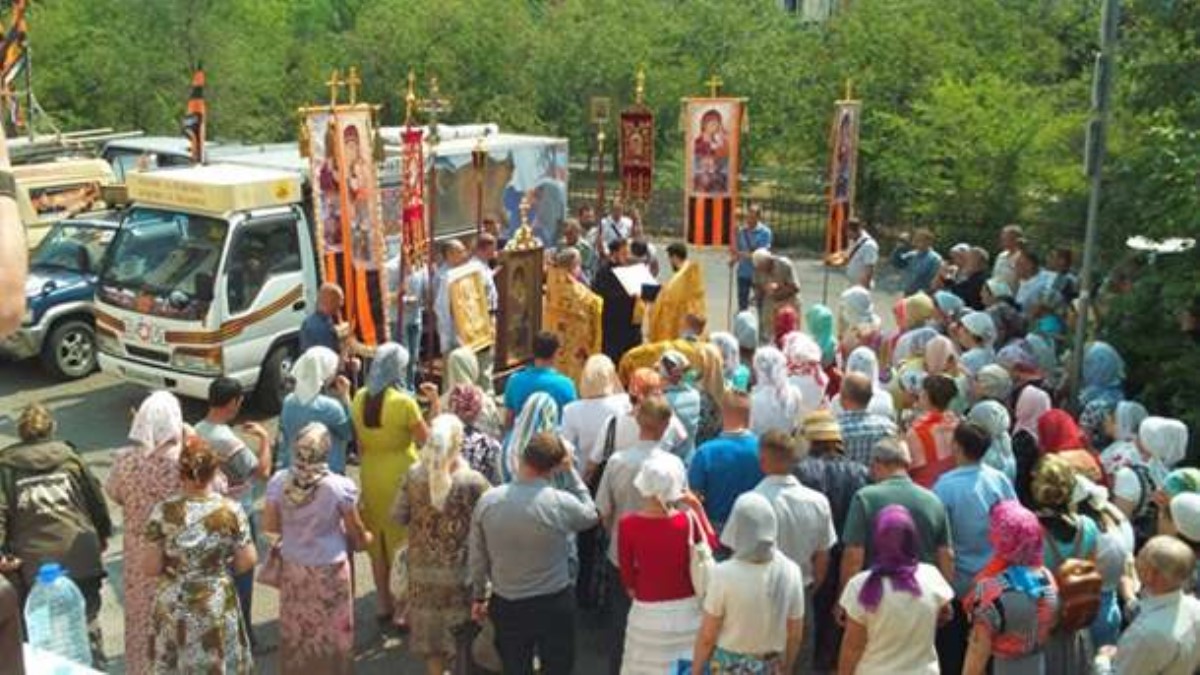 В России организовали автомобильный крестный ход на Донбасс
