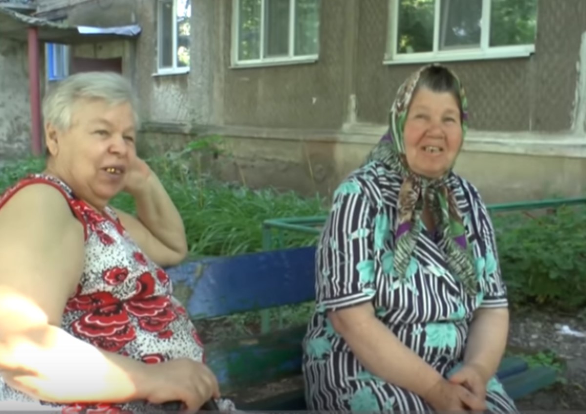 "Лишь бы пенсию платили": жители Луганска рассказали, что думают о "Малороссии"