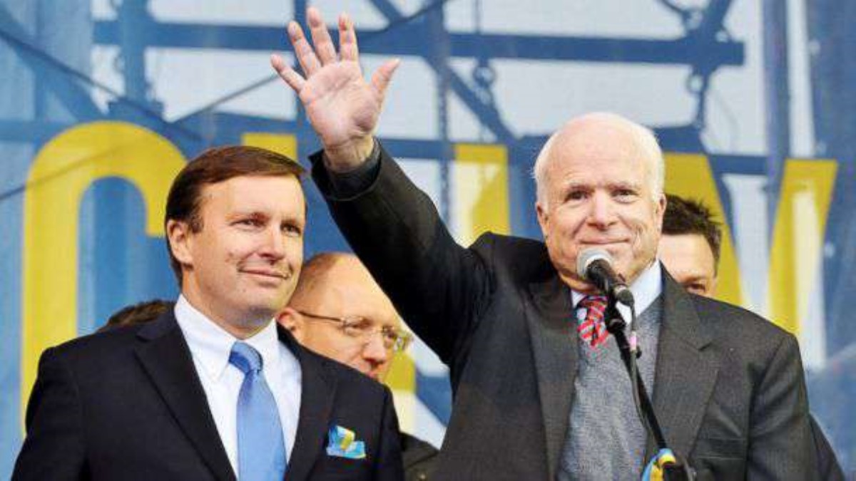 Американский политолог рассказал о "подарке" Маккейна Украине