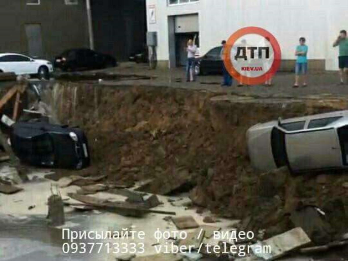Машины ушли под землю: показаны ужасы погодного апокалипсиса в Киеве