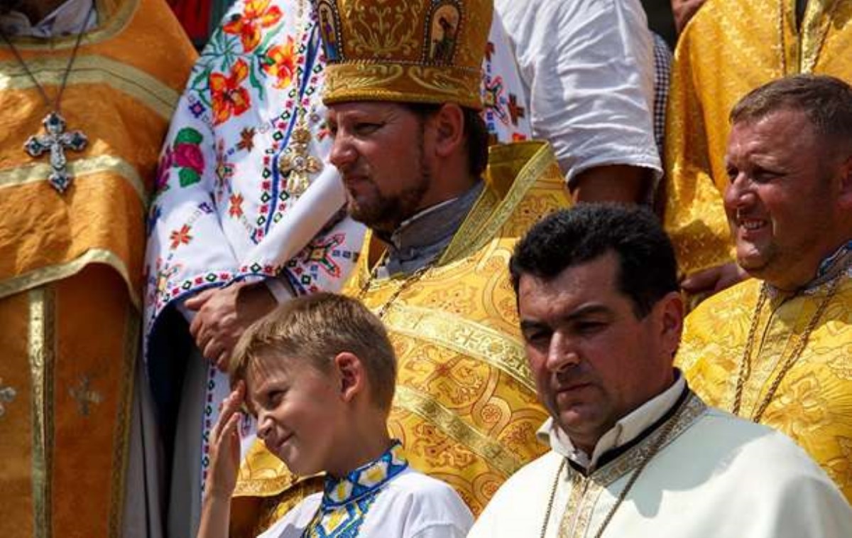 Крестный ход: верующие пришли к Владимирскому собору
