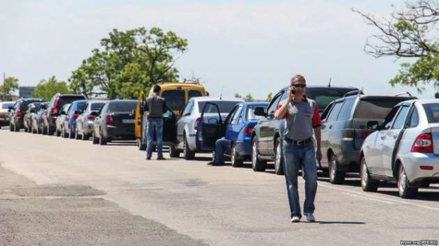 На админгранице с оккупированным Крымом образовались автомобильные очереди