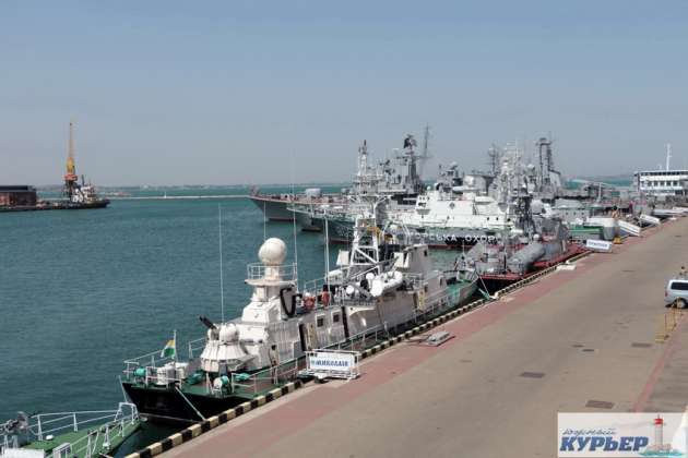 У берегов Одессы выстроились боевые корабли
