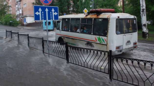 Ливень в Донецке: поток воды сбил с ног и унес женщину