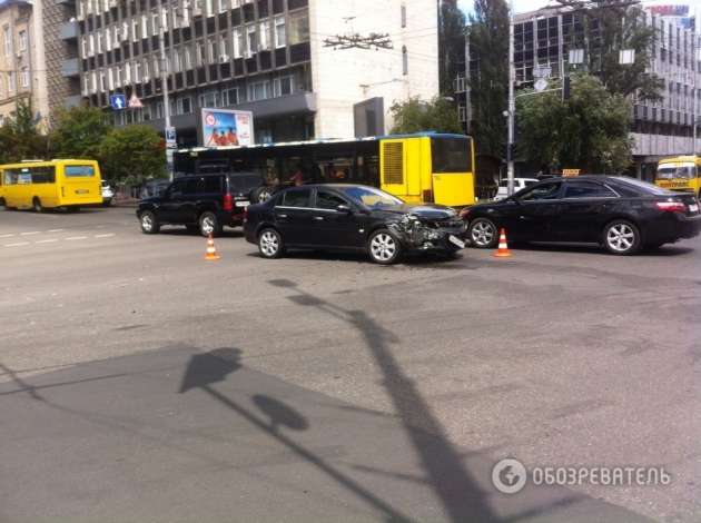 В центре Киева произошло необычное ДТП с опрокидыванием