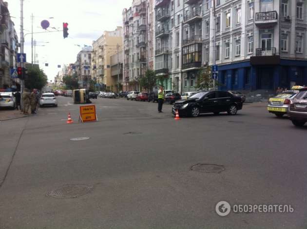 В центре Киева произошло необычное ДТП с опрокидыванием