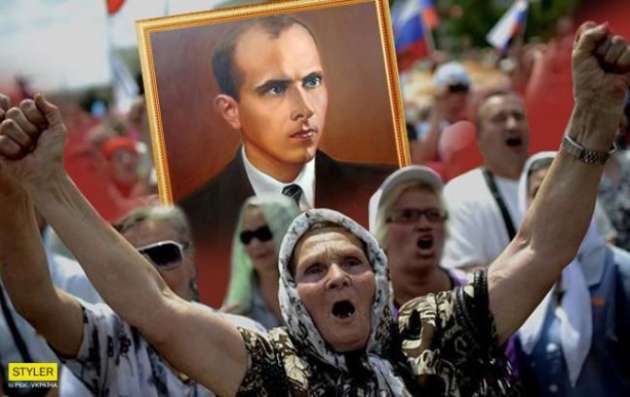 Журналист показал реакцию пенсионеров с Донбасса на портрет Бандеры