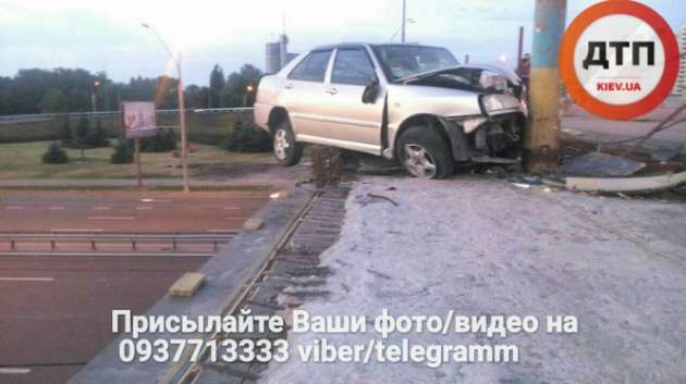 В Киеве авто зависло на мосту