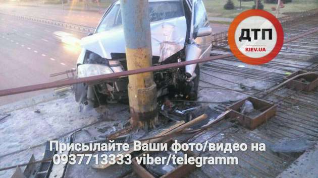 В Киеве авто зависло на мосту
