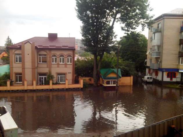 Ливень превратил украинский город в настоящую реку