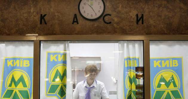 Киевляне штурмуют кассы метро со скандалами