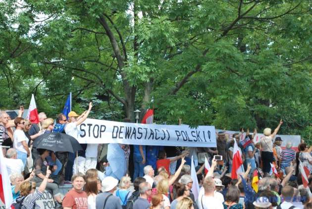 "Качиньский - не Янукович, бежать некуда": в Польше вышли на митинг против правительства