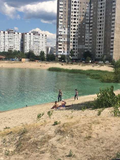 Люди напуганы: озеро в Киеве покрылось пленкой