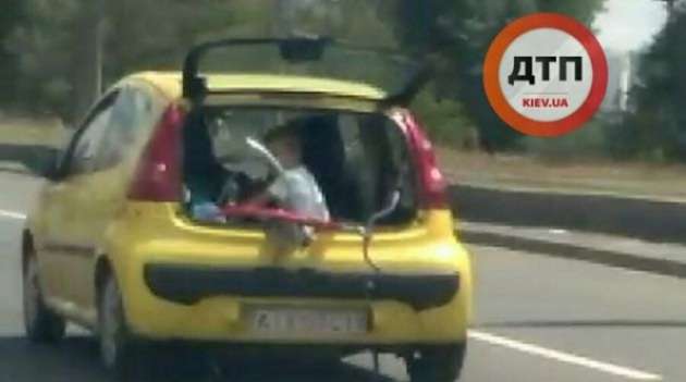 Киевлян возмутили родители, которые возили ребенка в открытом багажнике