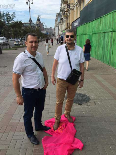 "Дави красную гниду!" В Киеве нардепы устроили драку