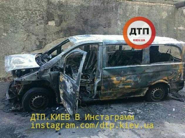 В Киеве взорвался и сгорел бус "Айдара", серьезно пострадал водитель