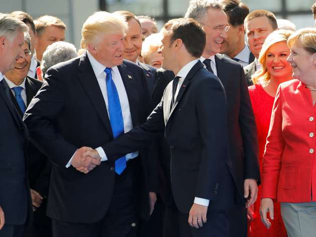 "Ему нравится держать меня за руку": Трамп разоткровенничался о Макроне