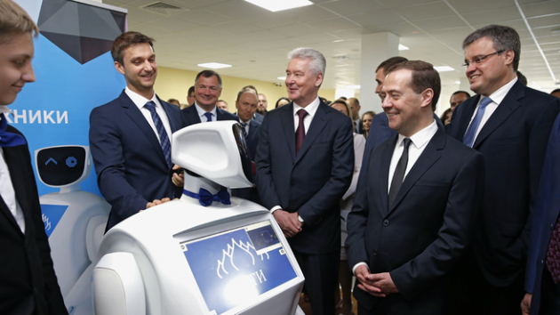 В сети высмеяли фото Медведева с "новейшей" российской робототехникой