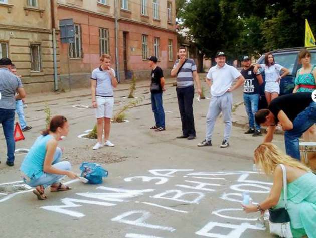 Кратеры на дорогах: львовские активисты нашли оригинальное решение