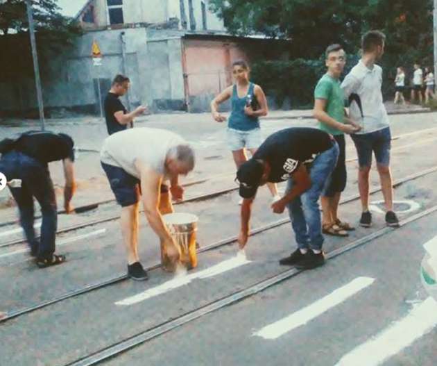 Кратеры на дорогах: львовские активисты нашли оригинальное решение