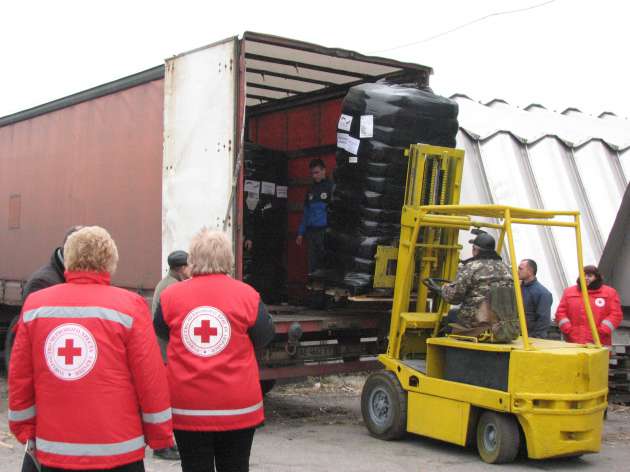 "Красный Крест" направил на Донбасс почти 300 тонн гуманитарной помощи